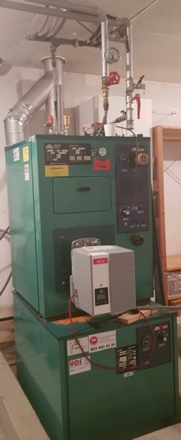 Vorher: Alte Oelheizung mit Unterstellboiler. 8492 Wila